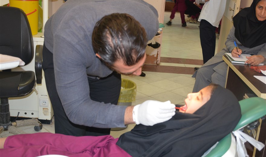 معاینه دهان و دندان دانش آموزان دبستان جهاد